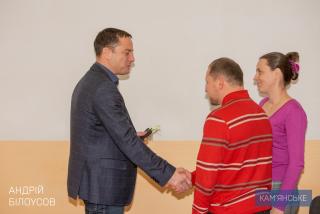 Кам’янський міський голова вручив ключі від квартири багатодітній родині